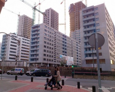 Los bloques de la promoción de viviendas Dorre Barriak en Garellano perfilan sus siluetas en el cielo de Basurto.